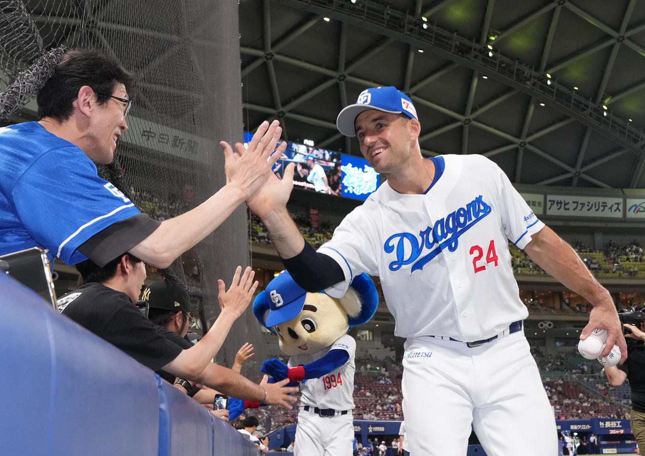 中日対広島　ボスラー（右）はファンとタッチを交わす（撮影・森本幸一）