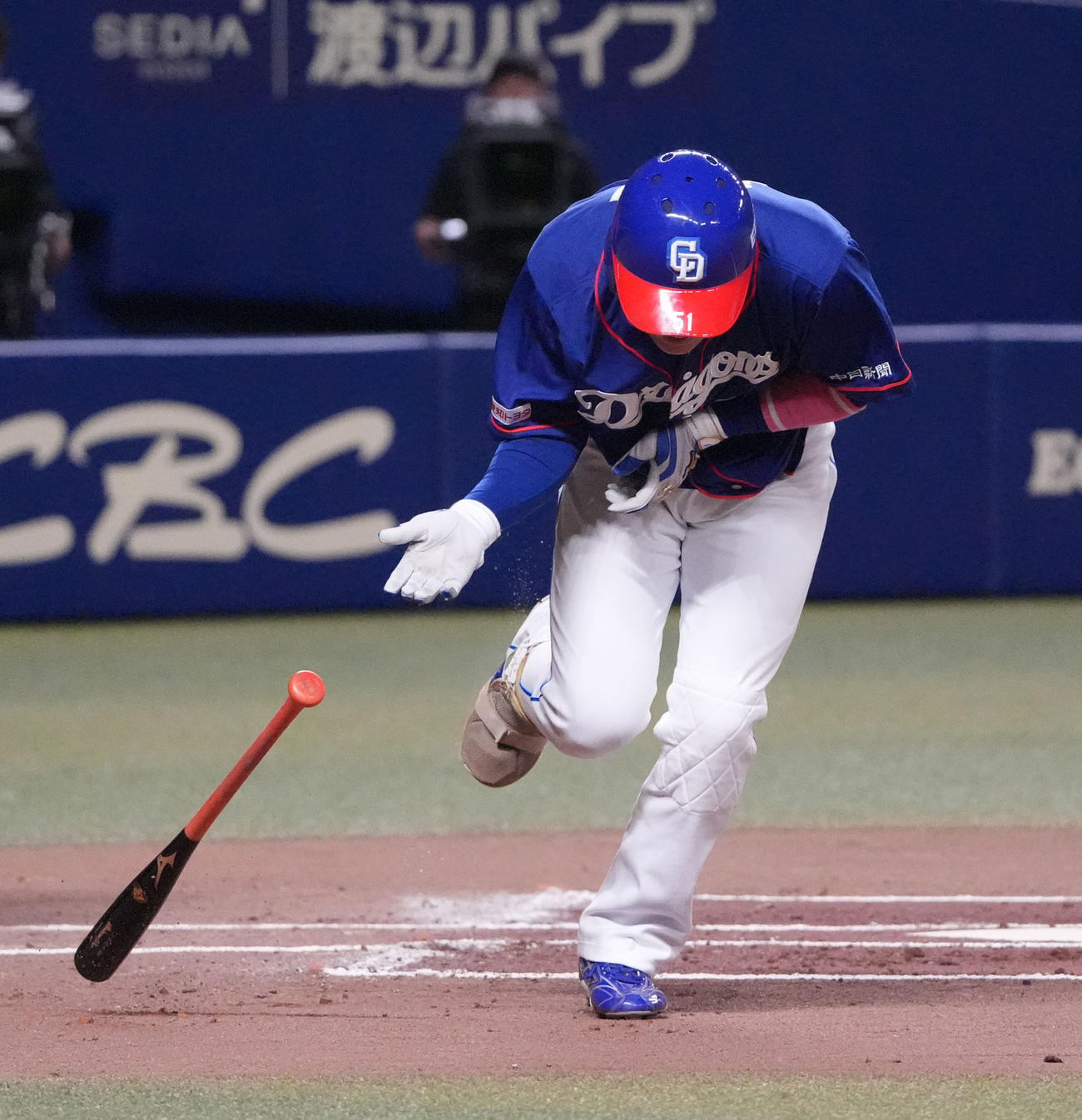 中日対広島　1回裏中日1死二塁、死球を受ける上林（撮影・森本幸一）