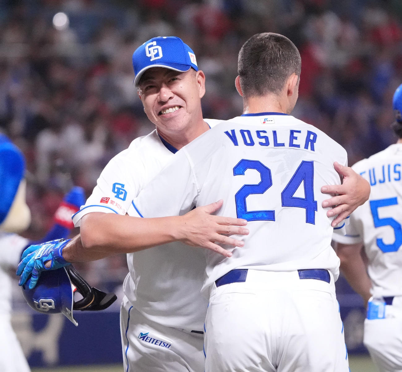中日対広島　10回裏中日無死満塁、井上監督（左）はサヨナラ打のボスラーとハグを交わす（撮影・森本幸一）