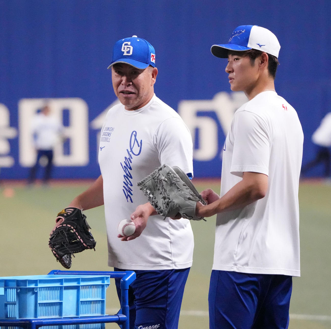 中日対広島　試合前、上林（右）と言葉を交わす井上監督　（撮影・森本幸一）
