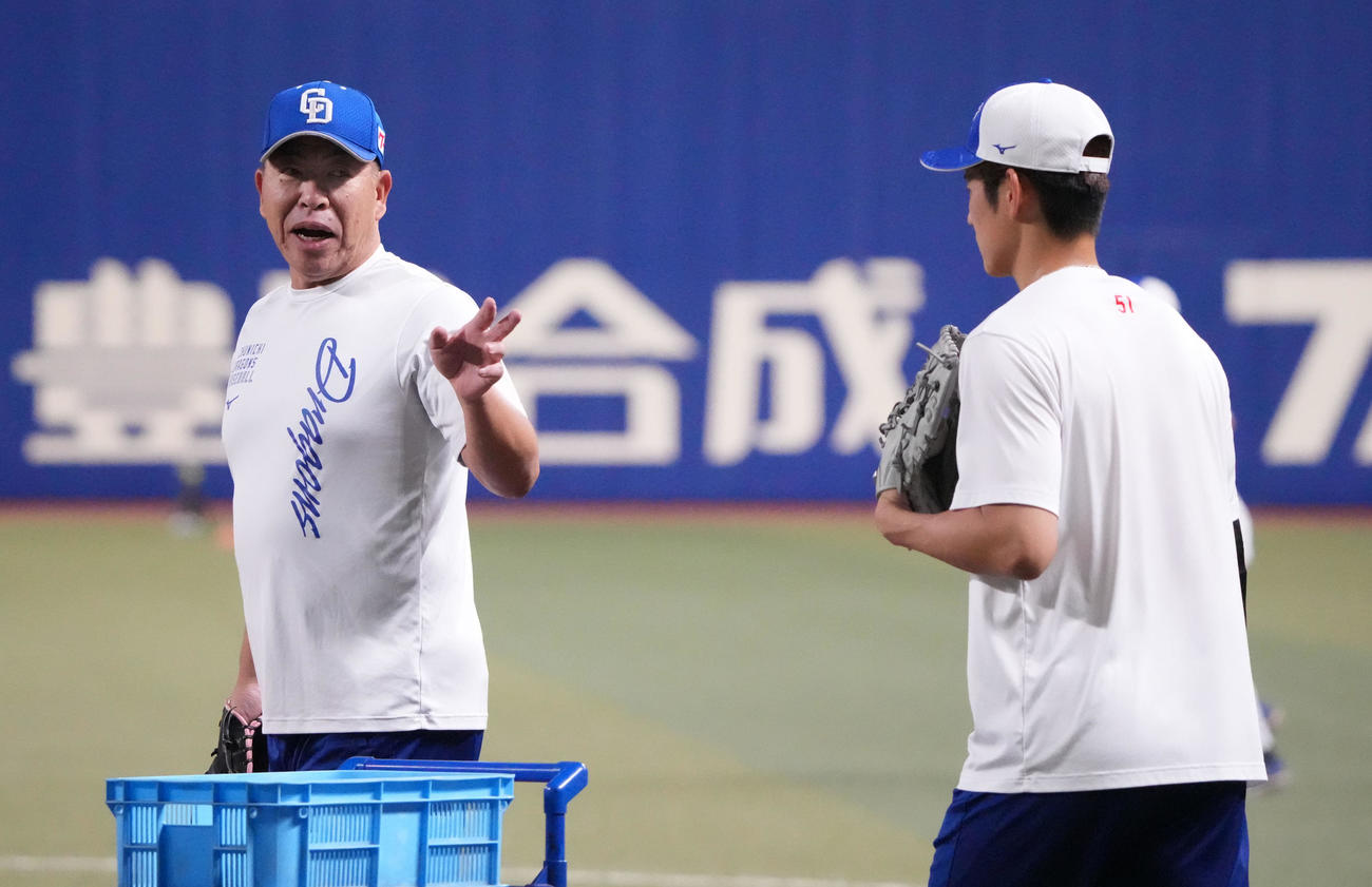 中日対広島　試合前、上林（右）と言葉を交わす井上監督　（撮影・森本幸一）