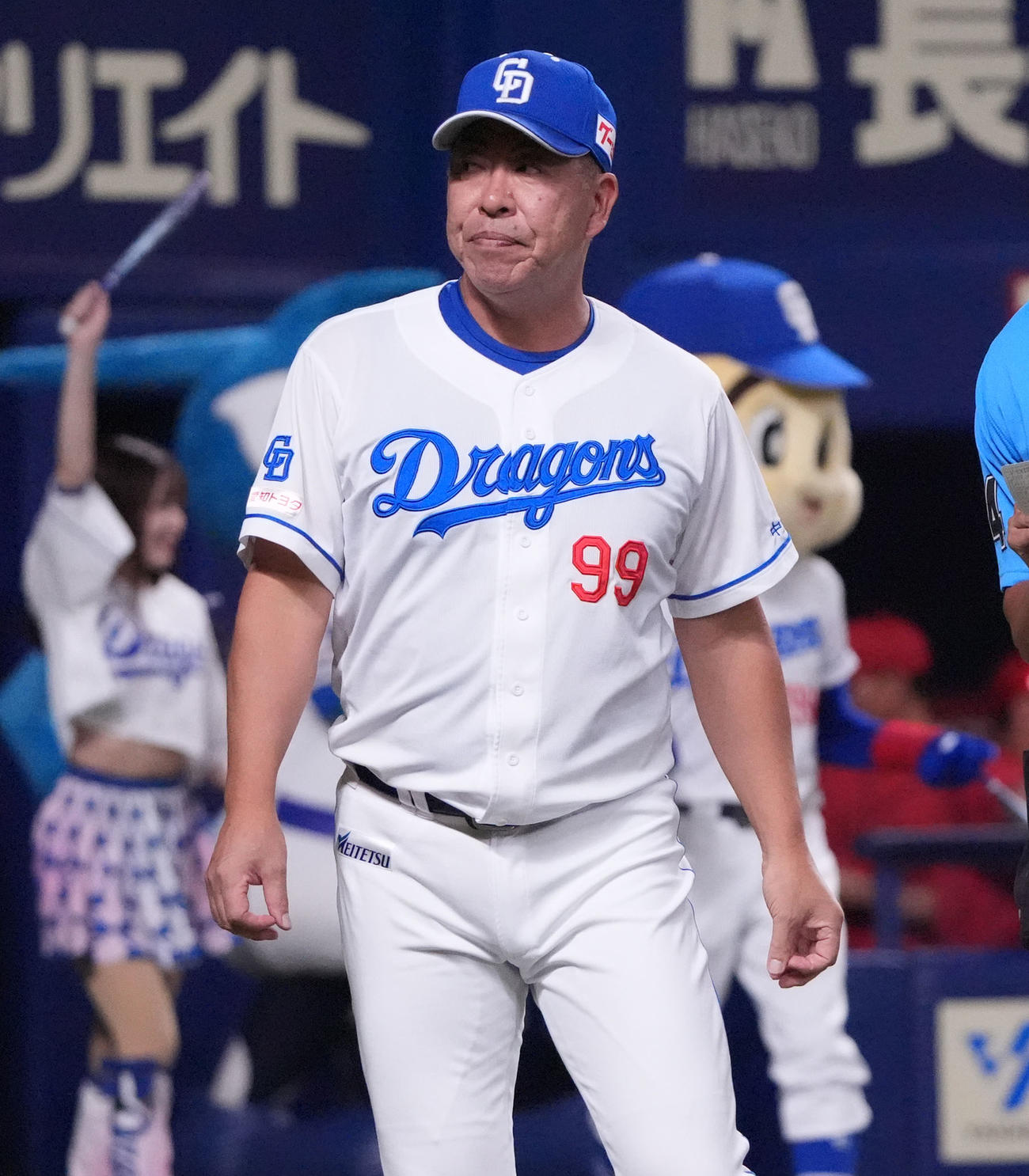 中日対広島　7回終了、選手交代を告げる井上監督（撮影・森本幸一）
