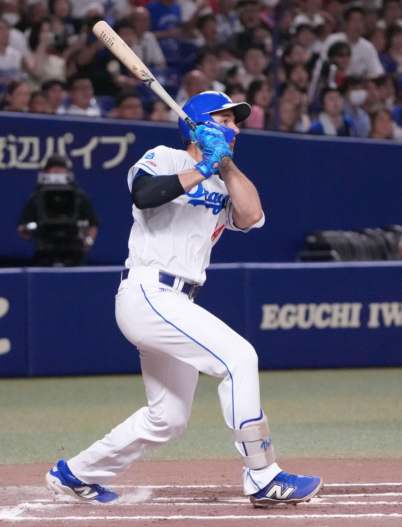 中日対広島　10回裏中日無死満塁、右前適時打を放つボスラー（撮影・森本幸一）