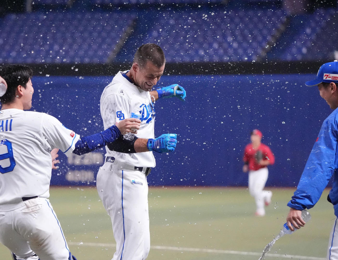 中日対広島　10回裏中日無死満塁、ボスラー（中央）は右前適時打を放ちナインから祝福される（撮影・森本幸一）