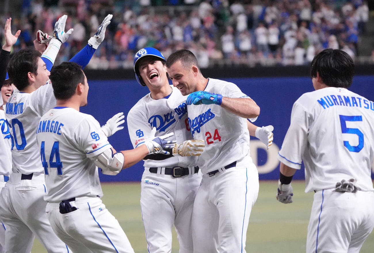 中日対広島　10回裏中日無死満塁、ボスラー（右から2人目）は右前適時打を放ちナインから祝福される（撮影・森本幸一）