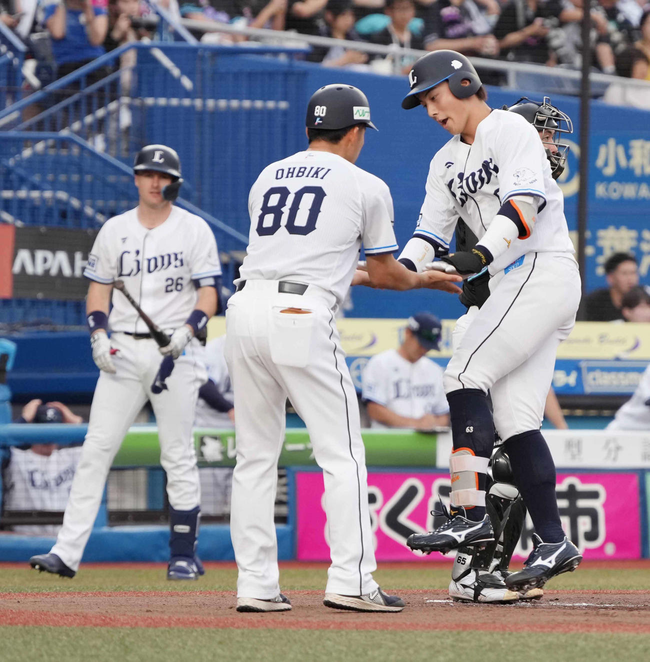 ロッテ対西武　1回表西武2死、長谷川（右）は左越えに先制ソロ本塁打を放ち生還する（撮影・小沢裕）