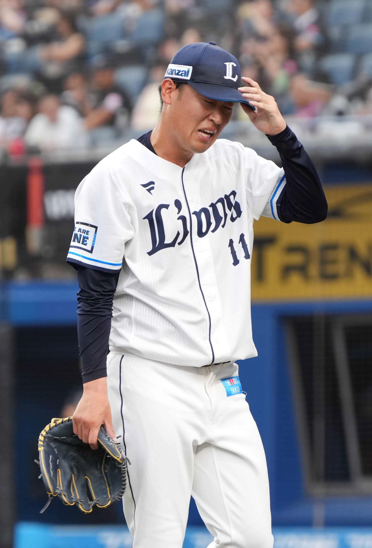 ロッテ対西武　1回裏ロッテに勝ち越しを許し悔しそうな表情で引き揚げる西武先発の上田（撮影・小沢裕）