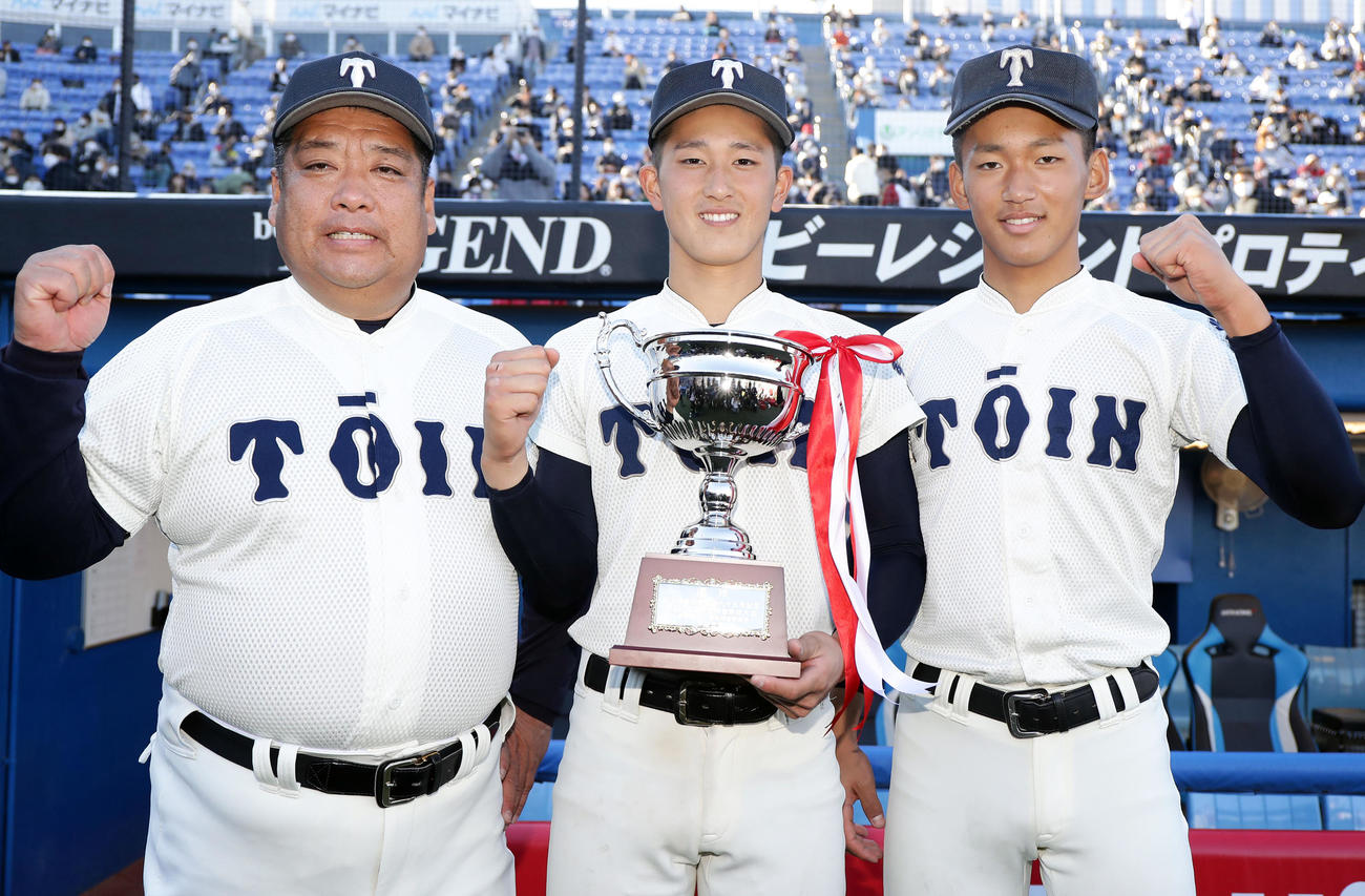 大阪桐蔭対広陵　初優勝を決めた大阪桐蔭の、左から西谷監督、松尾、前田は優勝杯を手にガッツポーズ（撮影・浅見桂子）