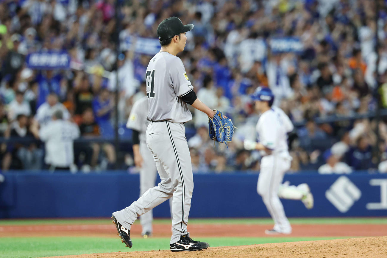 DeNA対巨人　3回裏DeNA2死一塁、佐野に左越え2点本塁打を浴びる赤星（撮影・宮地輝）