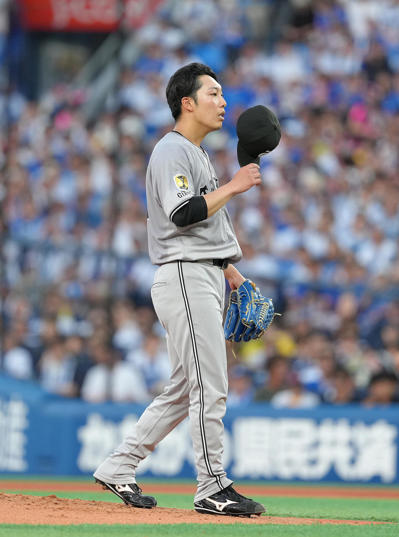 DeNA対巨人　2回裏DeNA無死、牧に死球を与え帽子を取る赤星（撮影・足立雅史）