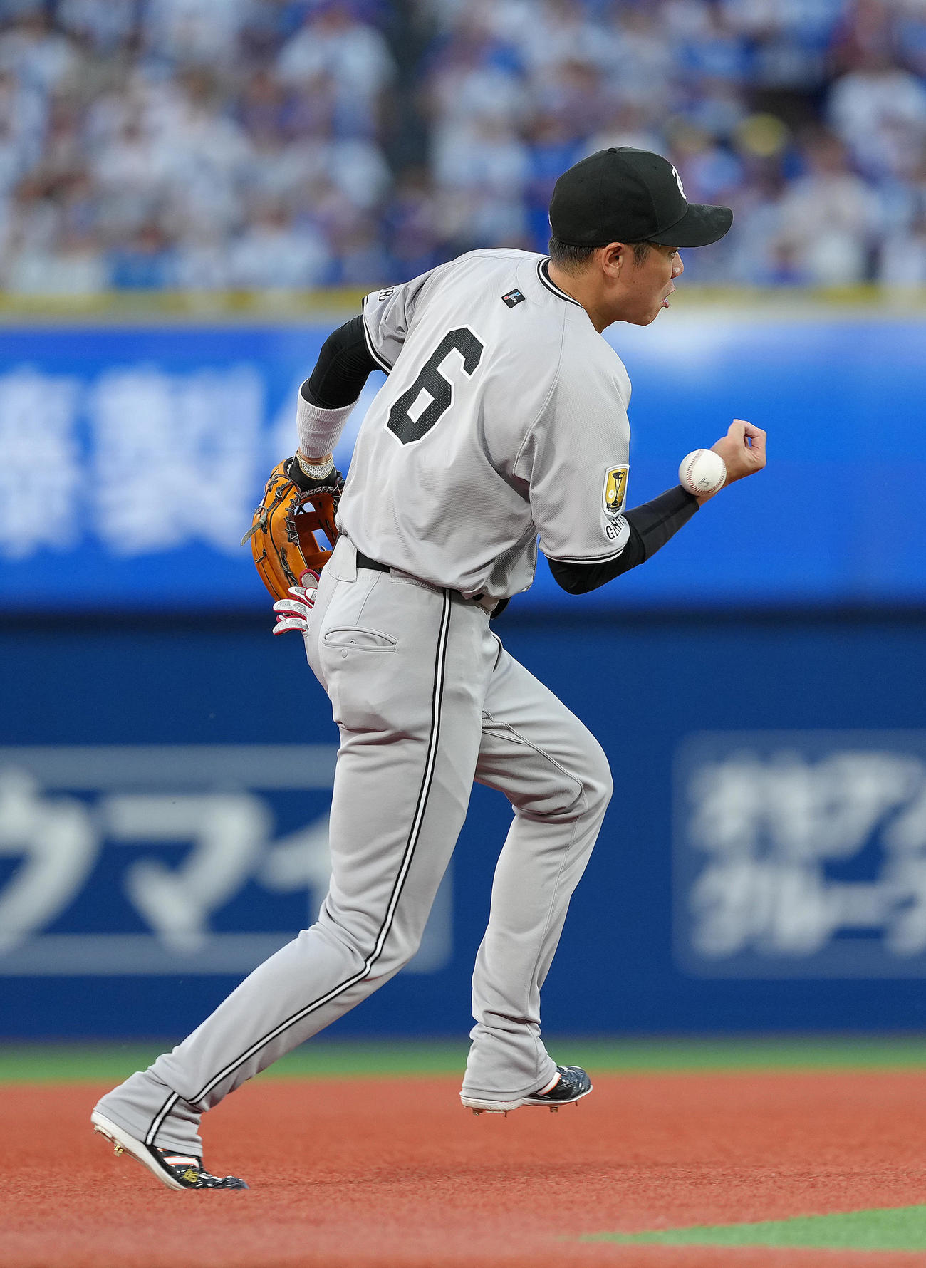 DeNA対巨人　2回裏DeNA無死一塁、宮崎の打球をファンブルする三塁手坂本（撮影・足立雅史）