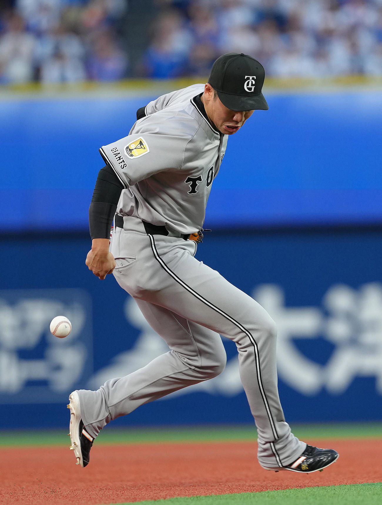 DeNA対巨人　2回裏DeNA無死一塁、宮崎の打球をファンブルする三塁手坂本（撮影・足立雅史）