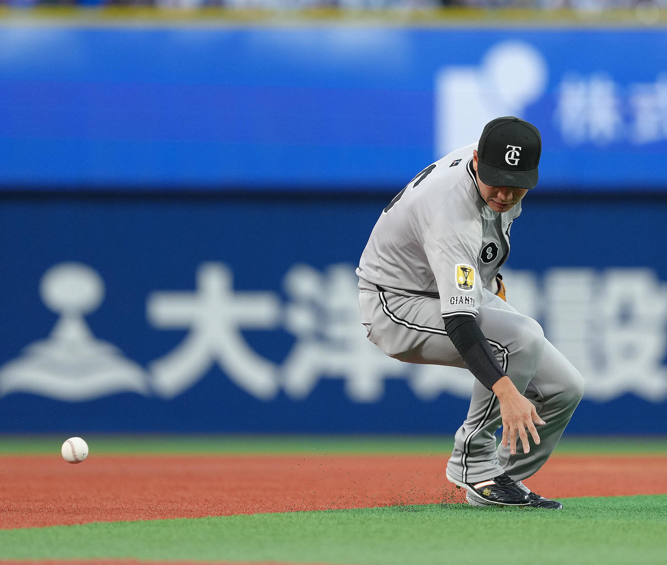 DeNA対巨人　2回裏DeNA無死一塁、宮崎の打球をファンブルする三塁手坂本（撮影・足立雅史）