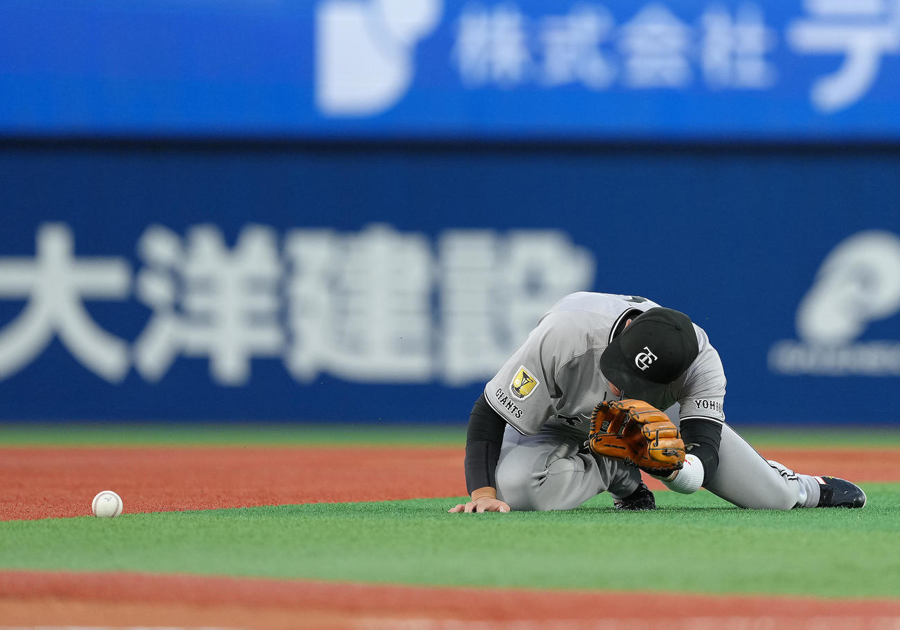 DeNA対巨人　2回裏DeNA無死一塁、宮崎の打球をファンブルする三塁手坂本（撮影・足立雅史）