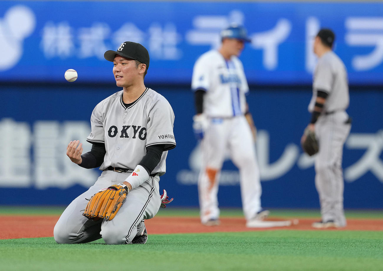 DeNA対巨人　2回裏DeNA無死一塁、宮崎の打球をファンブルした三塁手坂本（撮影・足立雅史）