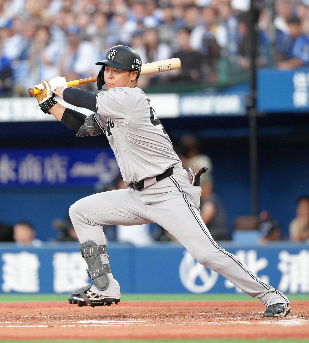 DeNA対巨人　2回表巨人無死一、二塁、中山は先制適時打を放つ（撮影・足立雅史）