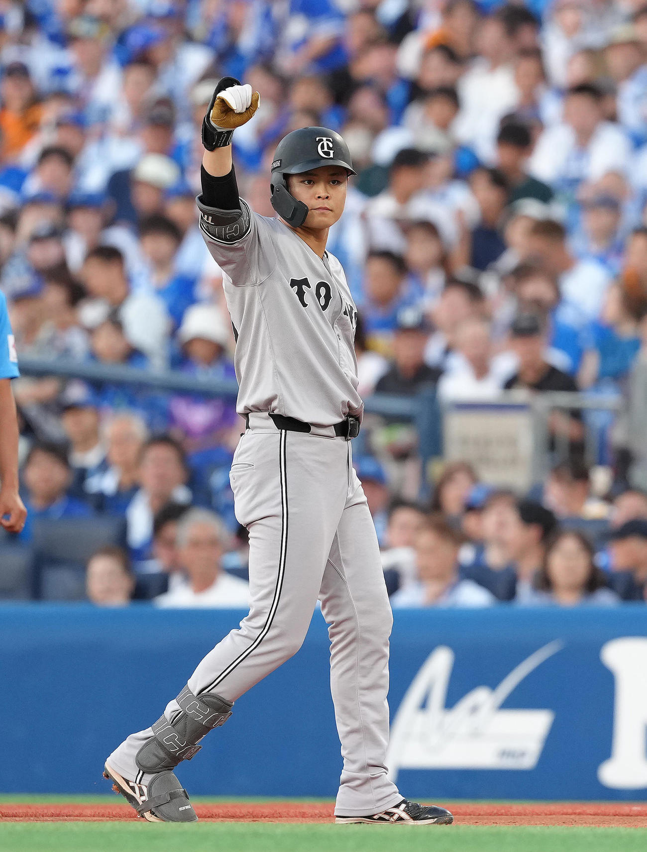 DeNA対巨人　2回表巨人無死一、二塁、中山は先制適時打を放ちガッツポーズ（撮影・足立雅史）