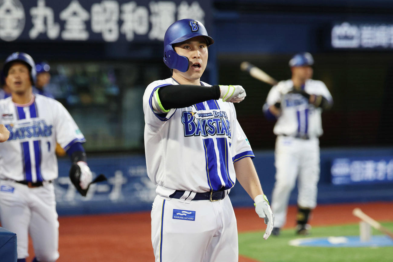 DeNA対巨人　3回裏DeNA2死一塁、左越え2点本塁打を放ちデスターシャをする佐野（撮影・宮地輝）