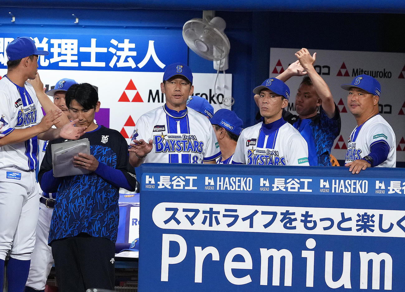DeNA対巨人　3回裏DeNA2死二塁、宮崎の適時打にわく三浦監督（中央）ら