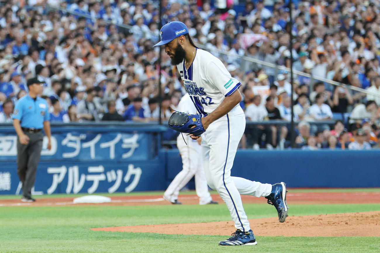 DeNA対巨人　1回表巨人2死一、三塁、佐々木に適時打を浴びるジャクソン（撮影・宮地輝）