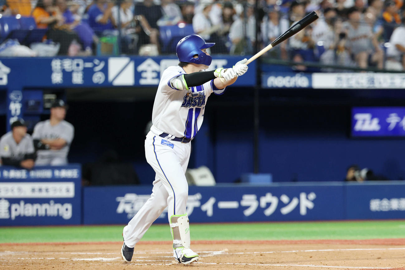 DeNA対巨人　3回裏DeNA2死一塁、左越え2点本塁打を放つ佐野（撮影・宮地輝）