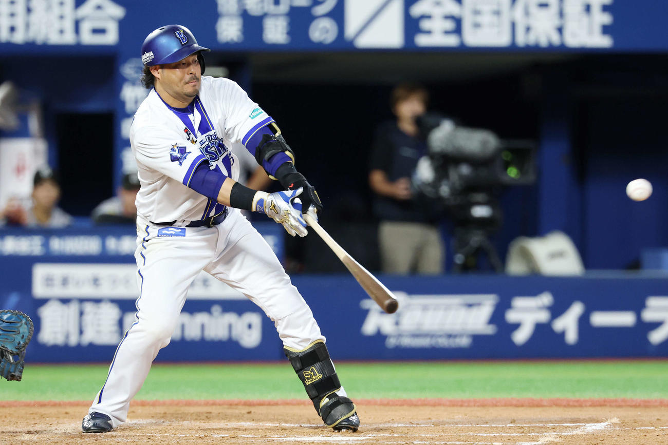 DeNA対巨人　3回裏DeNA2死二塁、適時打を放つ宮崎（撮影・宮地輝）