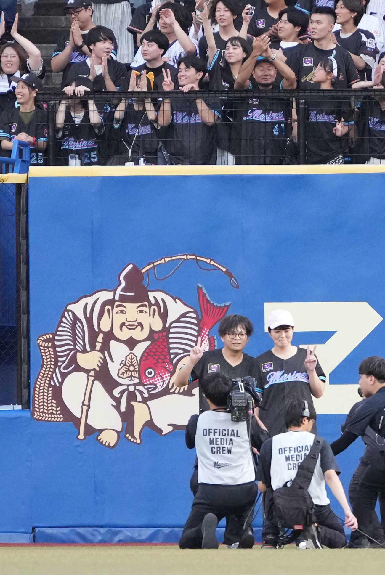 ロッテ対西武　5回裏終了後に行われるダッシュマンレースで勝利した挑戦者は公開プロポーズを宣言し見事成功する（撮影・小沢裕）