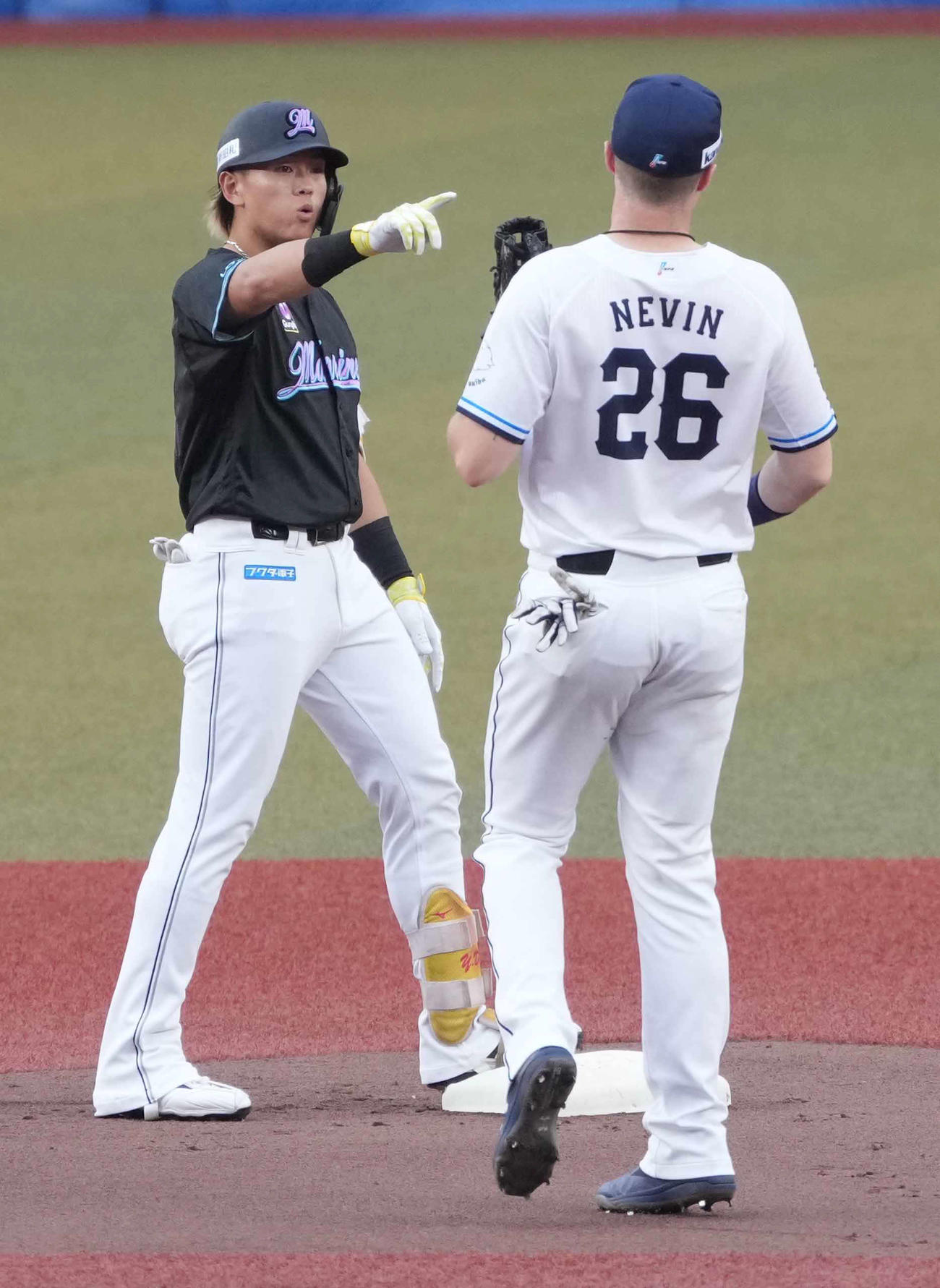 ロッテ対西武　1回裏ロッテ2死二塁、山本（左）は右適時二塁打を放ちベンチを指す（撮影・小沢裕）