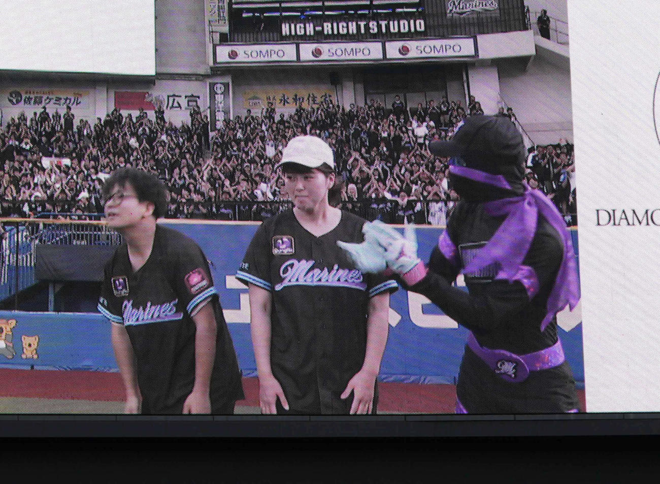 ロッテ対西武　ダッシュマン（右）に祝福される公開プロポーズに成功したカップルが場内に映し出された（撮影・小沢裕）