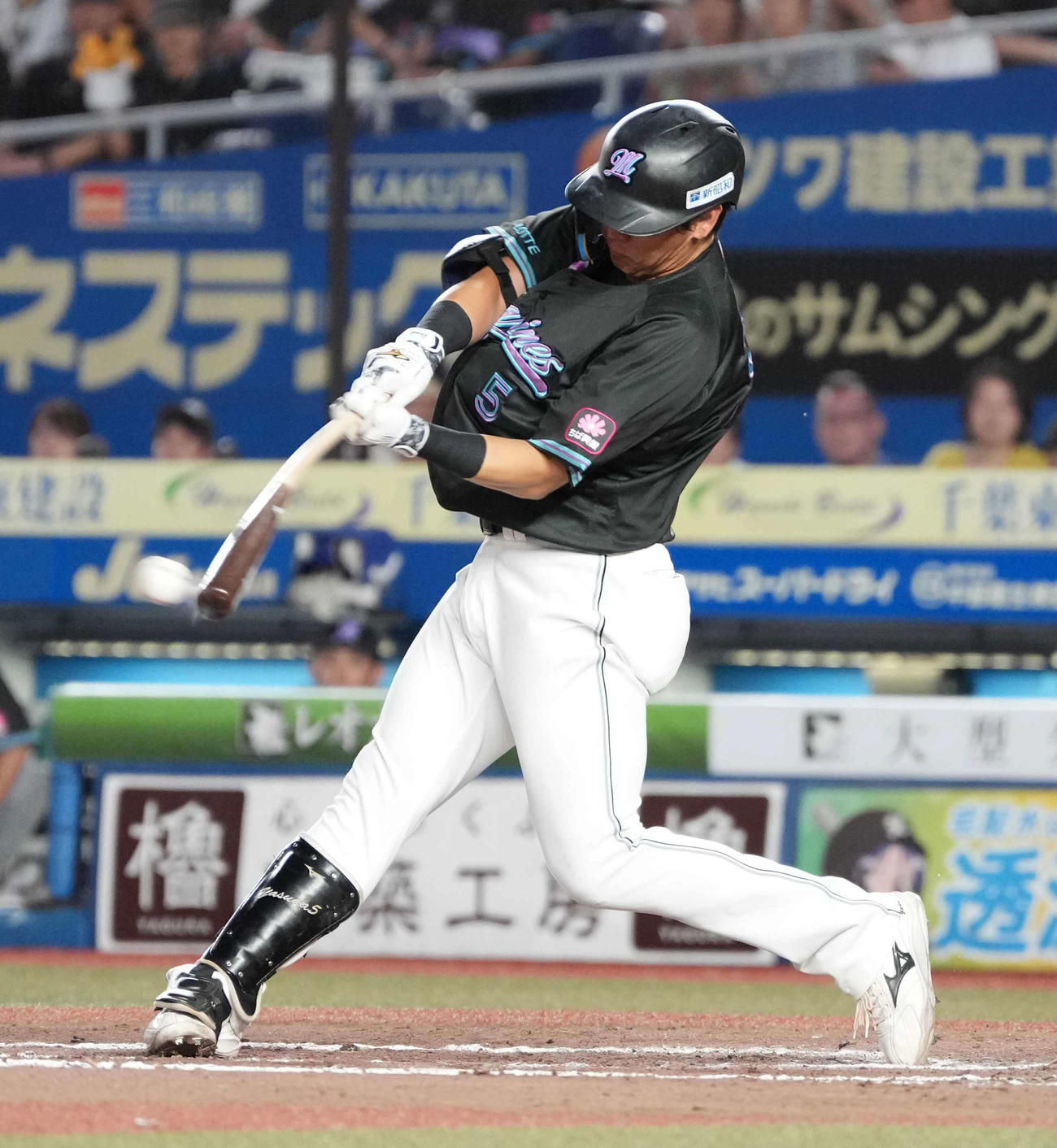 ロッテ対西武　7回裏ロッテ1死満塁、安田は右前適時打を放つ（撮影・小沢裕）