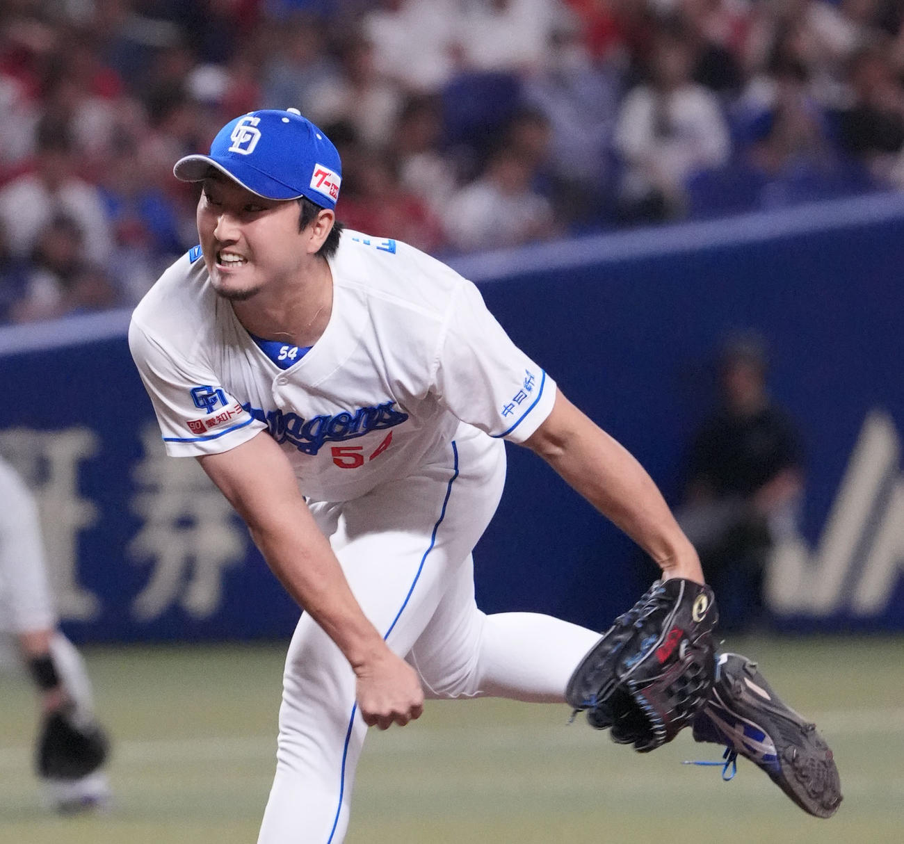 中日対広島　8回表、中日2番手で登板する藤嶋（撮影・森本幸一）