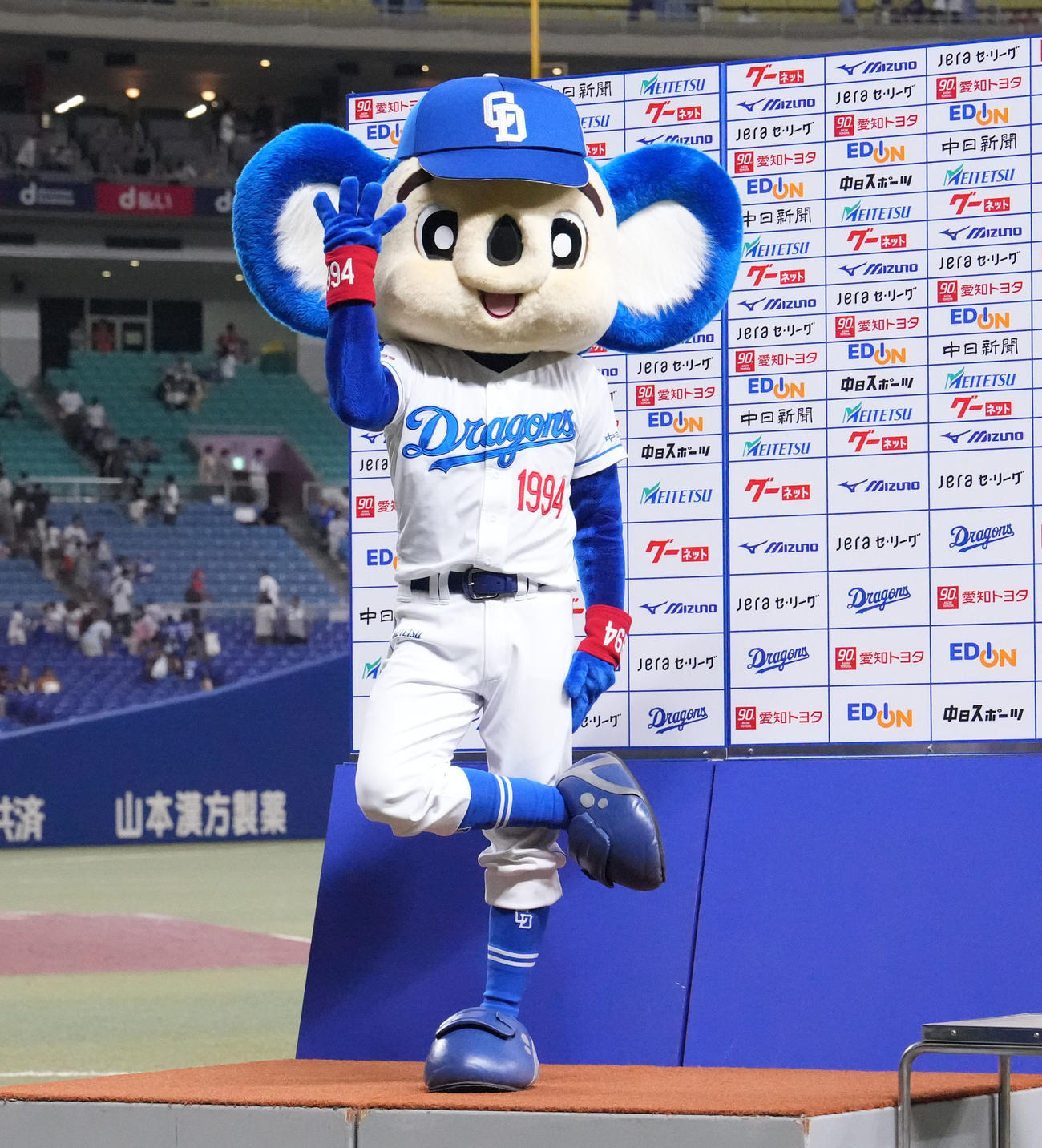 中日対広島　試合終了、お立ち台でチーム4連勝の「4」のポーズをするドアラ（撮影・森本幸一）