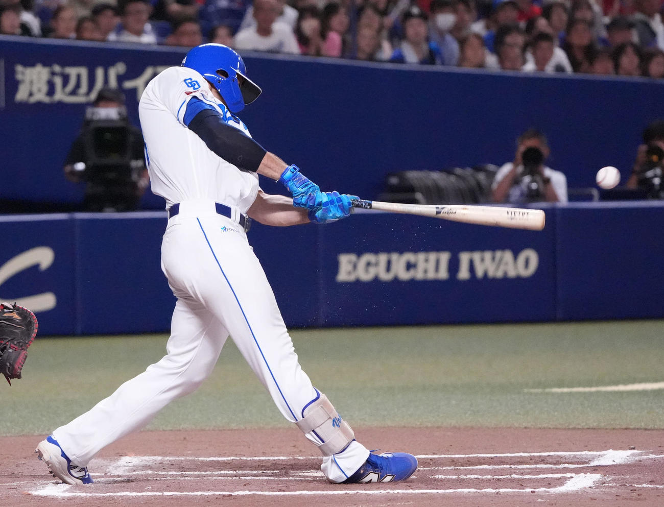 中日対広島　10回裏中日無死満塁、右前適時打を放つボスラー（撮影・森本幸一）