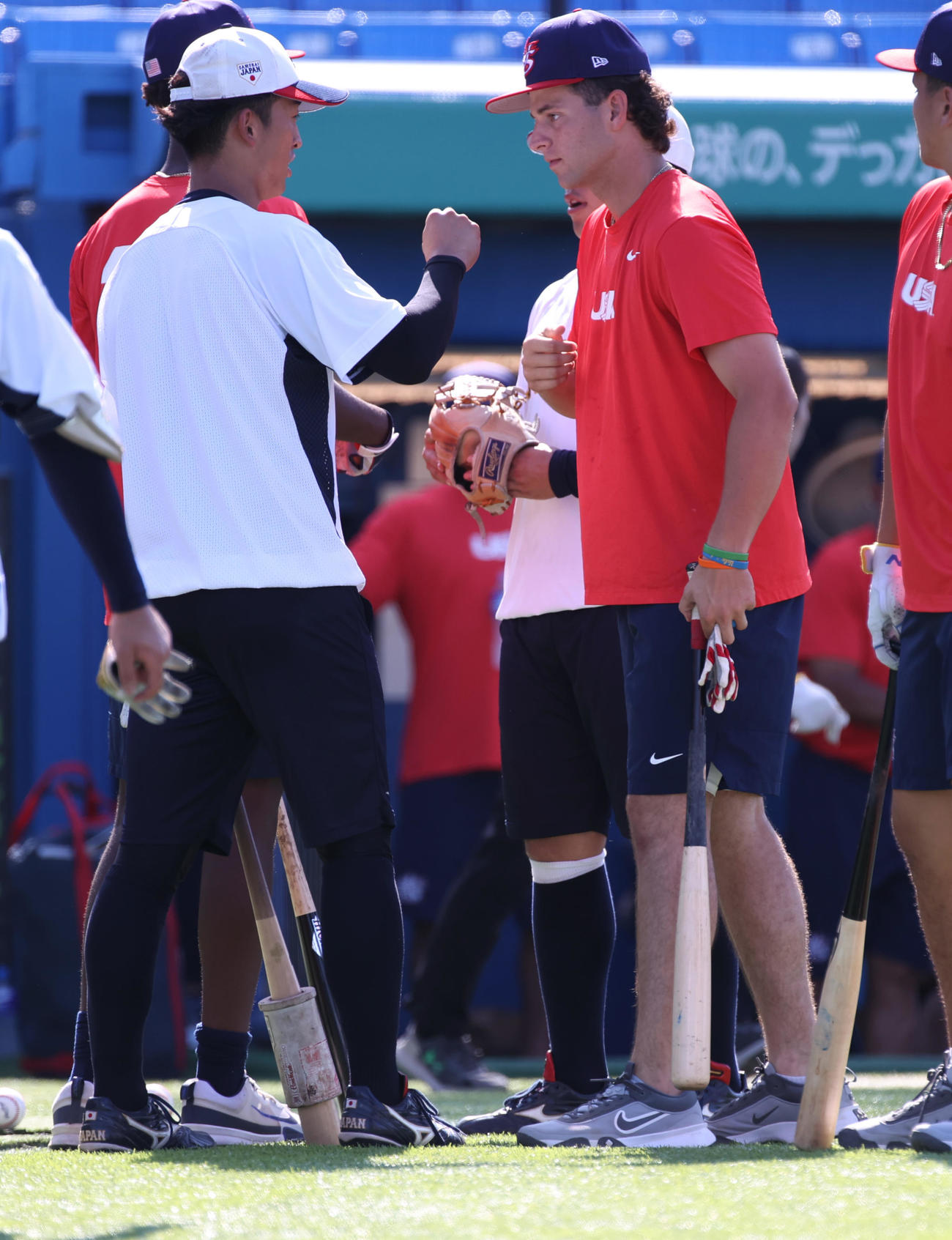 日米大学野球の試合前に話す法大・松下歩叶（左）とロッチ・チョロウスキー（撮影・柴田隆二）