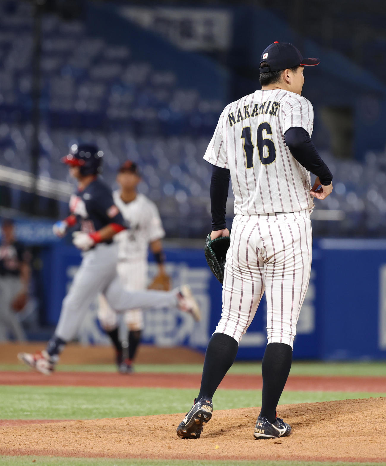 米国対日本　7回表米国無死、チョロウスキーに中越えに本塁打を浴びた青学大・中西（撮影・柴田隆二）