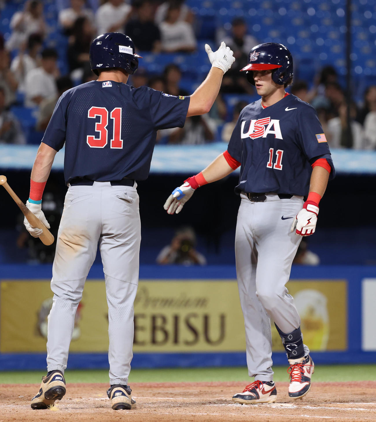 米国対日本　7回表米国無死、チョロウスキーは中越えに本塁打を放ち生還する（撮影・柴田隆二）