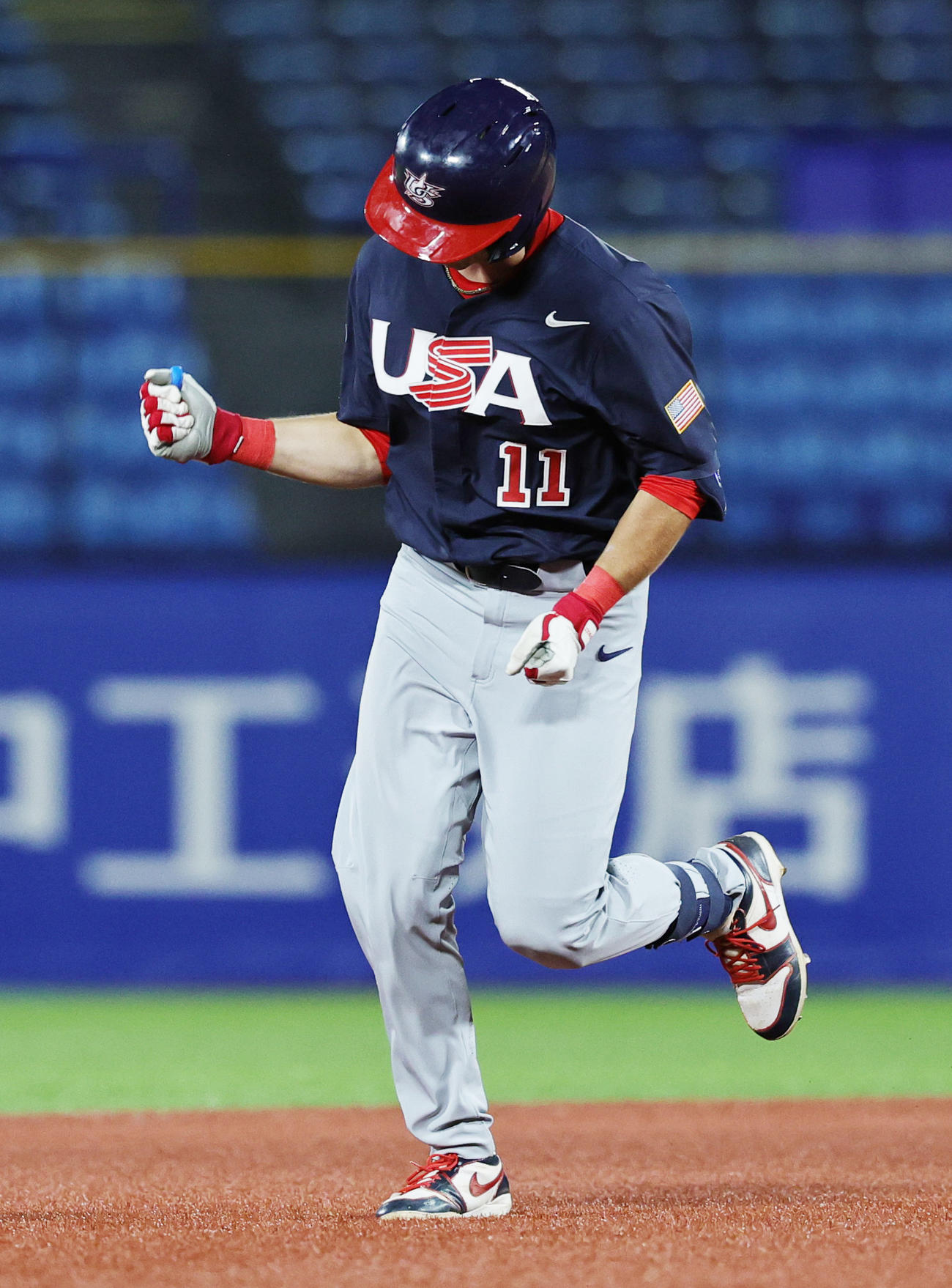 米国対日本　7回表米国無死、中越え本塁打を放ち喜ぶチョロウスキー（撮影・野上伸悟）