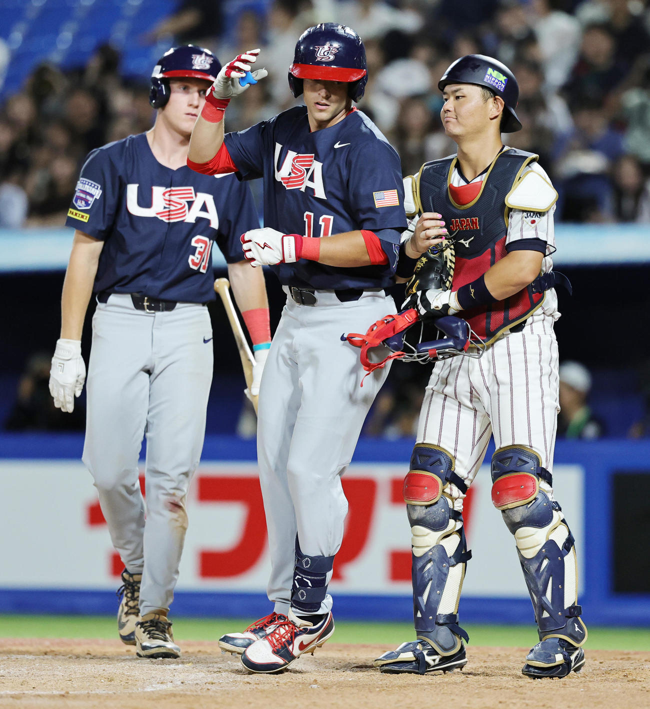 米国対日本　7回表米国無死、中越え本塁打を放ち喜ぶチョロウスキー。捕手渡部（撮影・野上伸悟）