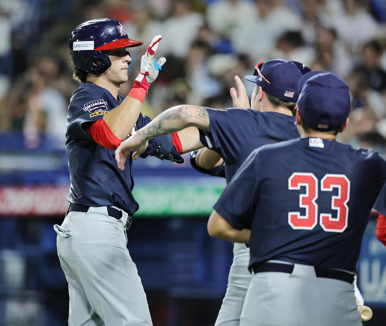 米国対日本　7回表米国無死、中越え本塁打を放ち喜ぶチョロウスキー（撮影・野上伸悟）