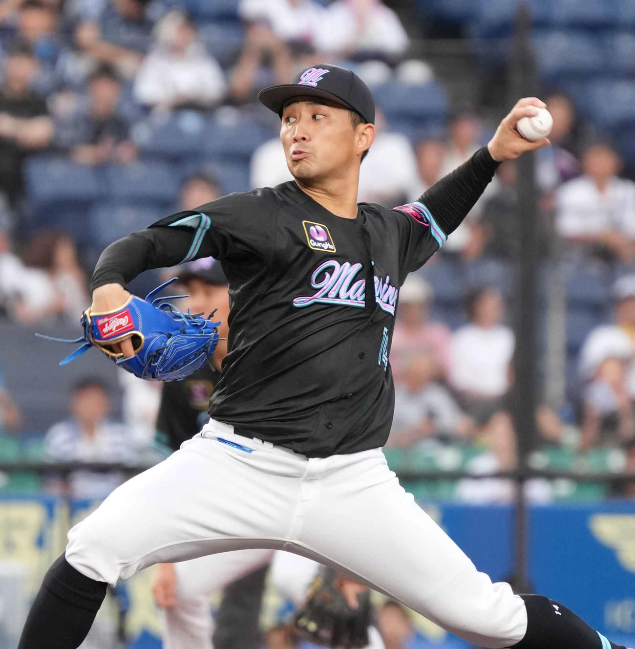 ロッテ対西武　ロッテ先発の小島（撮影・小沢裕）