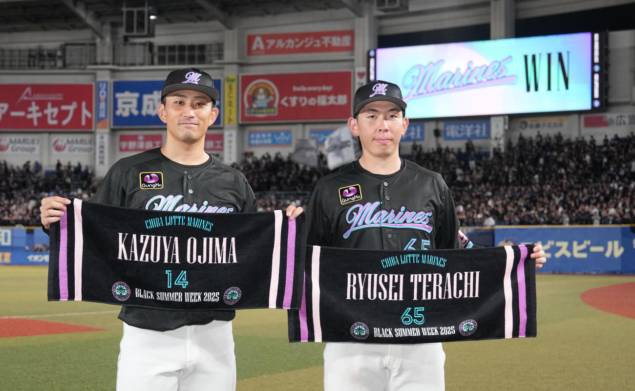 ロッテ対西武　ヒーローインタビューを終え笑顔を見せるロッテ小島（左）と寺地（撮影・小沢裕）