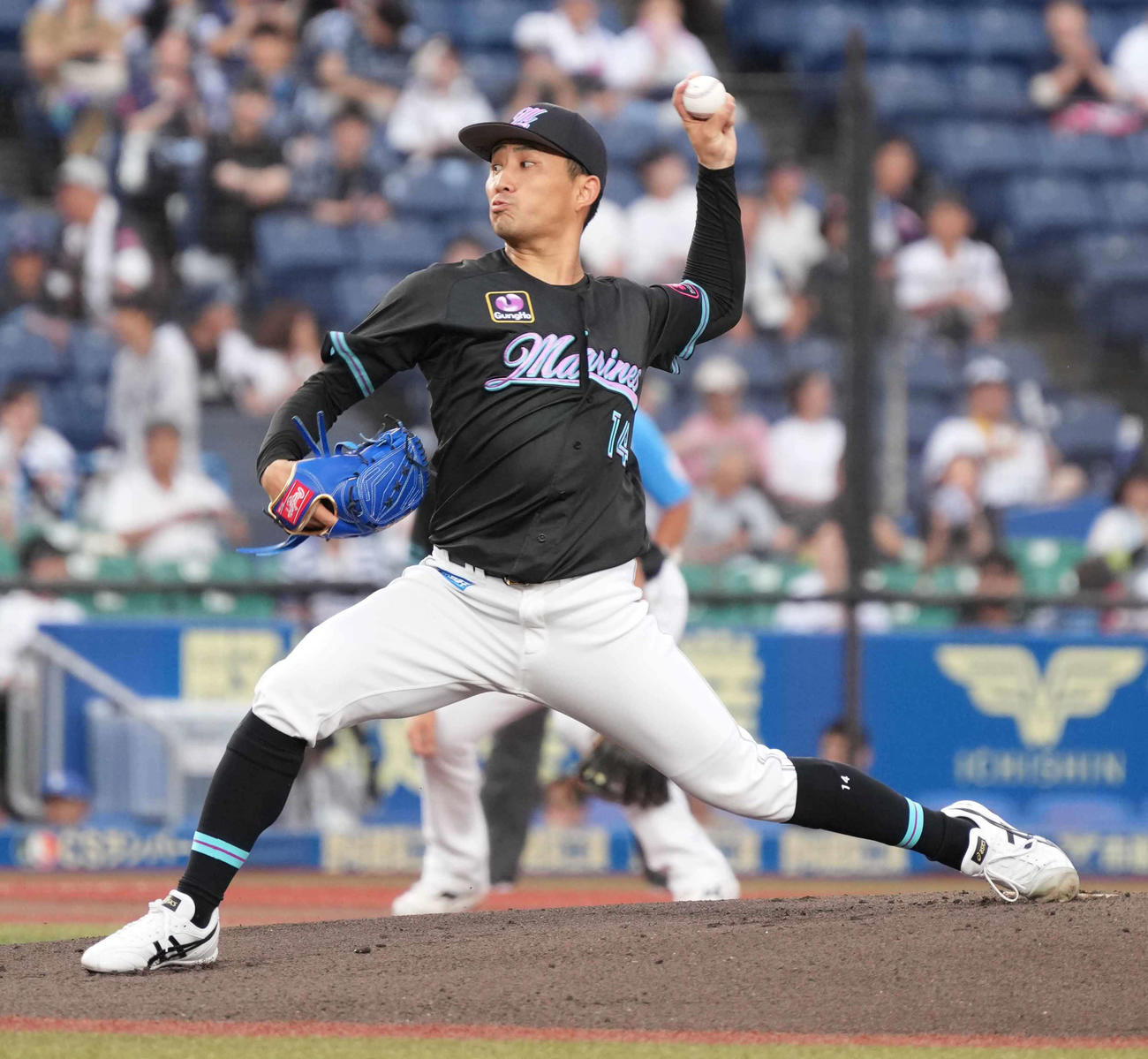 ロッテ対西武　ロッテ先発の小島（撮影・小沢裕）