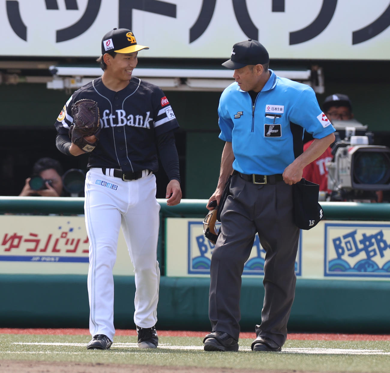 楽天対ソフトバンク　4回裏のマウンドに向かう途中で球審に話しかけられる前田悠（撮影・水谷安孝）