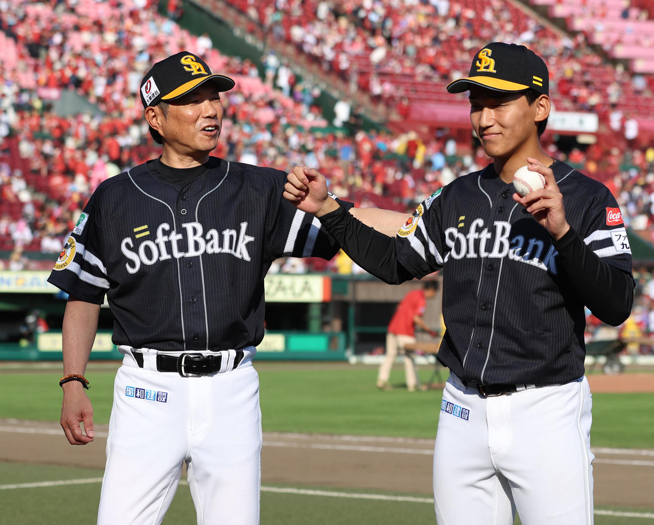 楽天対ソフトバンク　プロ初勝利を挙げた前田悠はウイニングボールを手に小久保監督に祝福される（撮影・水谷安孝）