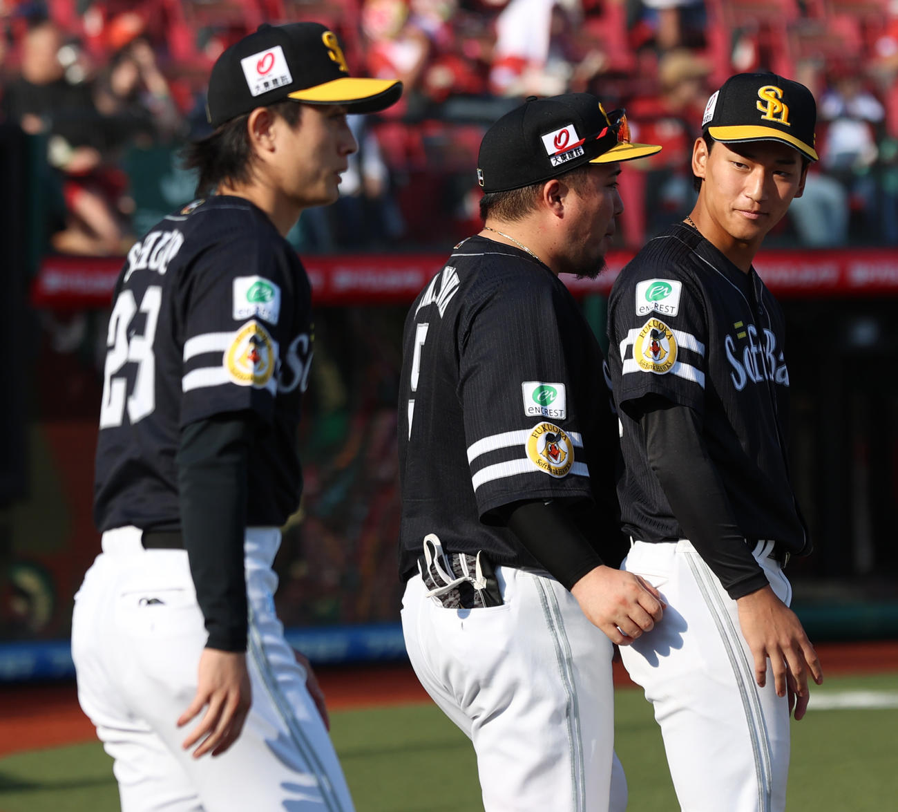 楽天対ソフトバンク　プロ初勝利を挙げた前田悠（右）は山川に祝福される（撮影・水谷安孝）＝2025年7月13日