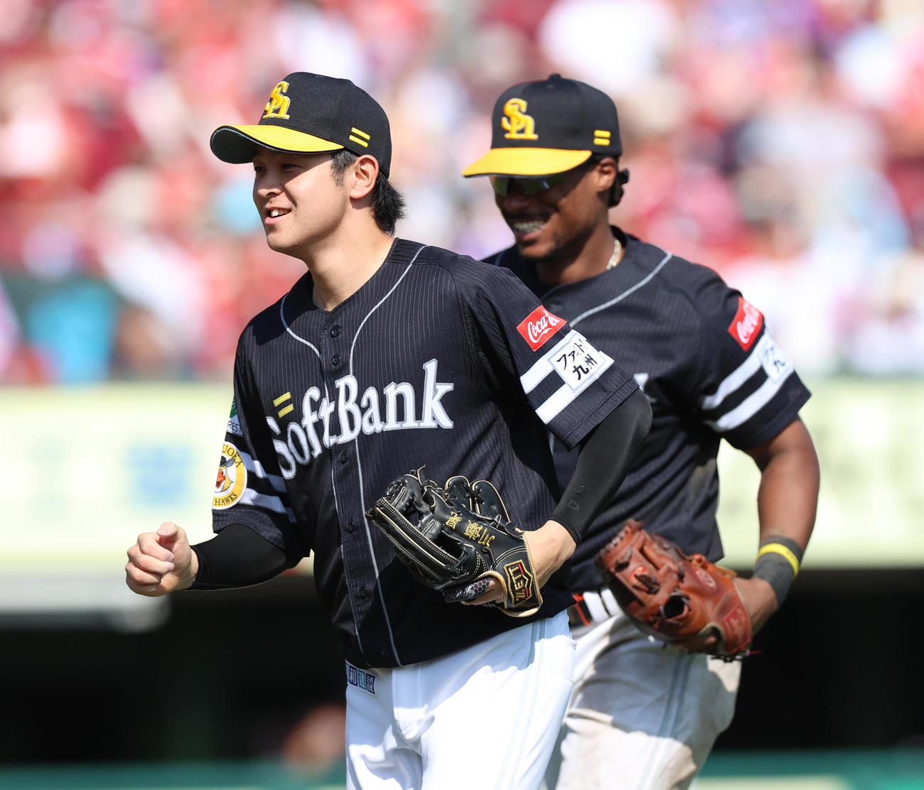 楽天対ソフトバンク　6回裏楽天無死一、二塁、三重殺を完成させ笑顔でベンチに引き上げる川瀬（左）とダウンズ（撮影・水谷安孝）