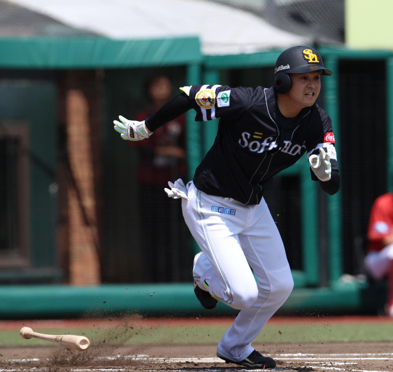 楽天対ソフトバンク　2回表ソフトバンク1死一、二塁、適時打を放つ川瀬（撮影・水谷安孝）