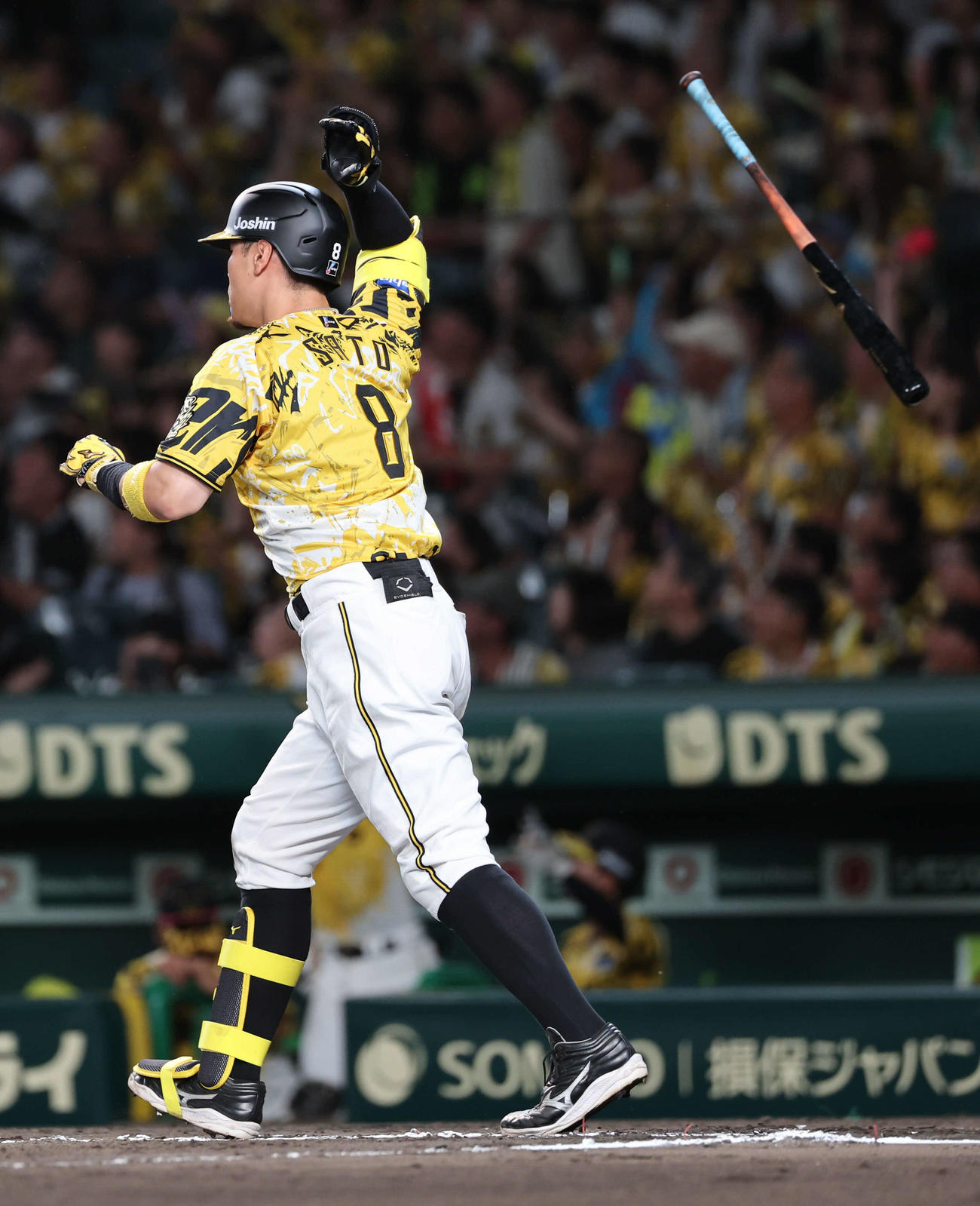 阪神対ヤクルト　6回裏阪神無死二塁、佐藤輝は右越えに2点本塁打を放ち、バットを投げる（撮影・西尾就之）