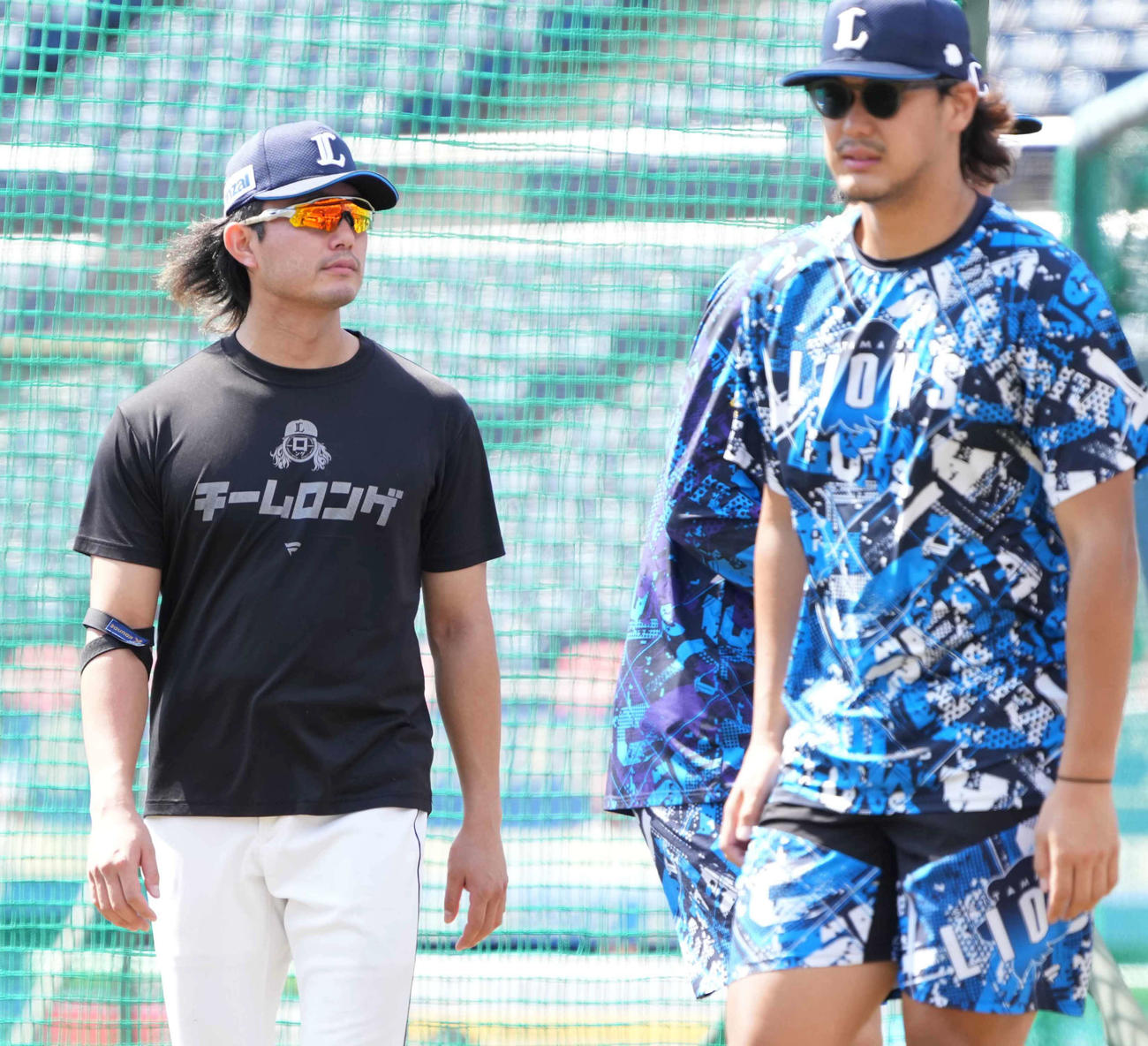 ロッテ対西武　「チームロンゲ」のシャツを着用し試合前の練習に臨む西武今井。右は高橋（撮影・小沢裕）