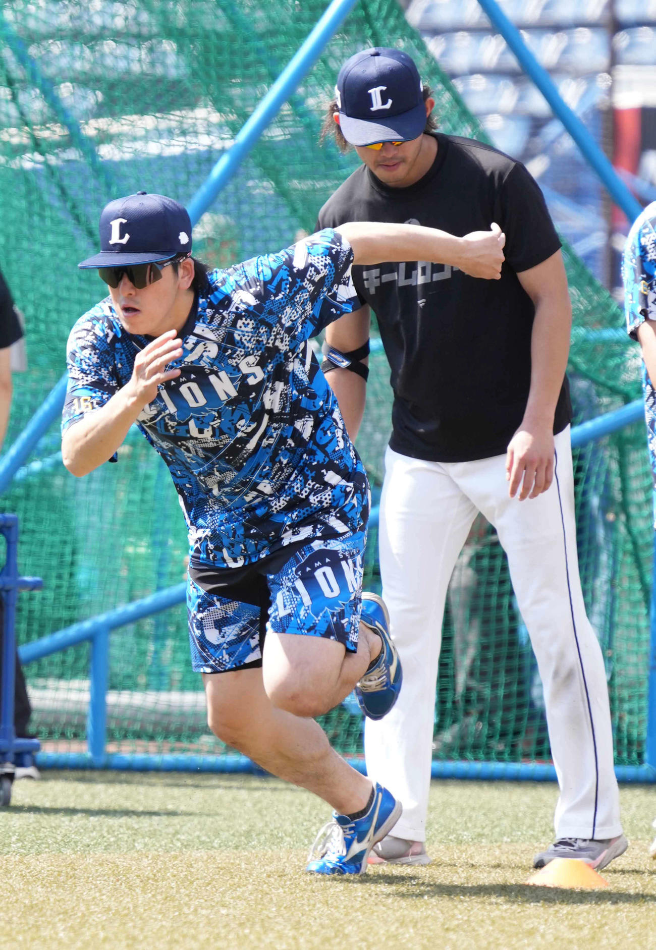 ロッテ対西武　試合前の練習に臨む西武隅田（撮影・小沢裕）